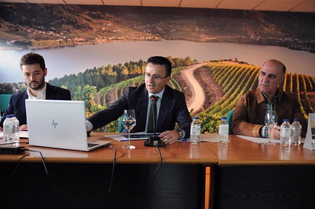 El conselleiro do Medio Rural, José González, presenta a las cooperativas de Ribeiro y Beade la futura ley de recuperación y puesta en valor de la tierra agraria.