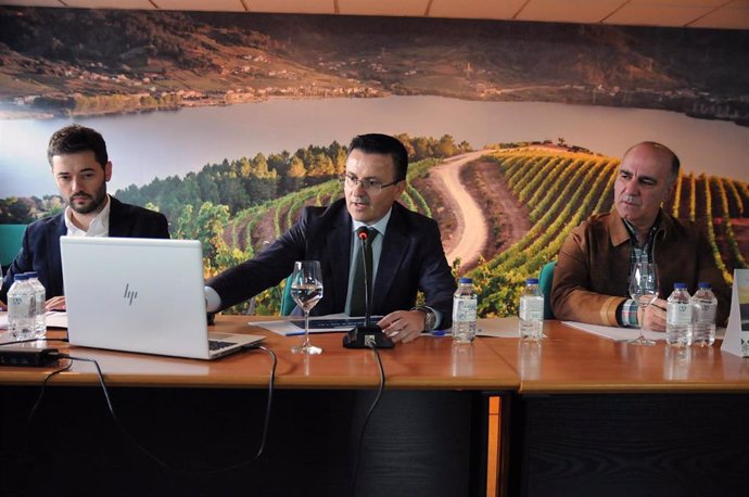 El conselleiro do Medio Rural, José González, presenta a las cooperativas de Ribeiro y Beade la futura ley de recuperación y puesta en valor de la tierra agraria.