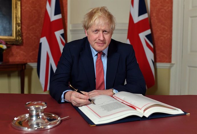 Brexit.- Johnson firma el acuerdo del Brexit y habla de "un nuevo capítulo" en l