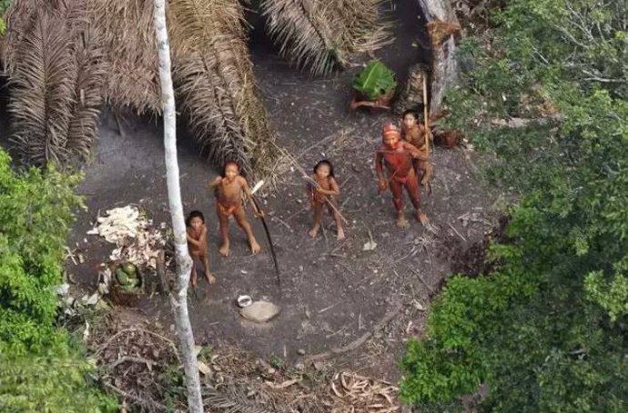 La selva amazónica esconde cientos de poblados indígenas que viven complemente aislados del mundo exterior y de los que todavía se sabe muy poco