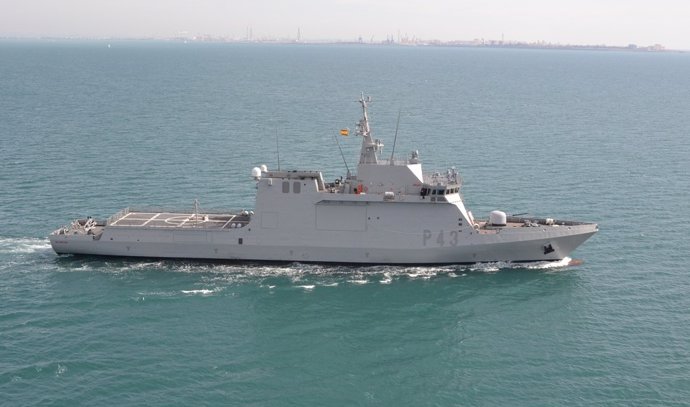 Defensa envía el buque 'Relámpago' para colaborar en la búsqueda de los seis pes