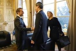 Juan Guaidó y Emmanuel Macron se saludan.