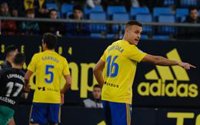 Un gol de Cala en el tiempo añadido da la victoria al Cádiz ante un Racing con diez