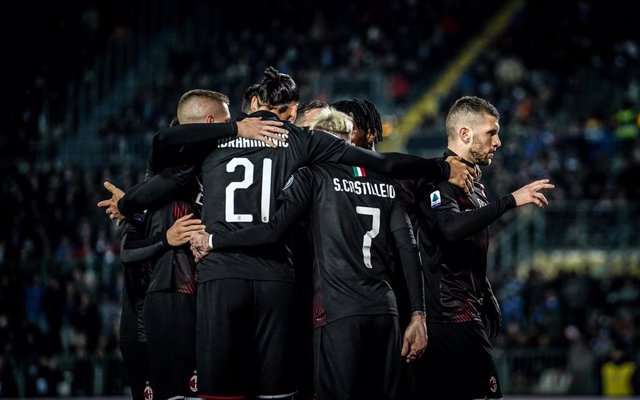 Los jugadores del AC Milan celebran su gol ante el Brescia