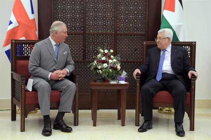 El presidente de la Autoridad Palestina, Mahmud Abbas, se reúne con el príncipe de Gales, Carlos de Inglaterra, en Belén. 
