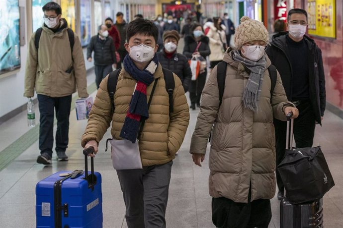 Imagen de ciudadanos en China con una máscara en medio del brote del nuevo coronavirus. 