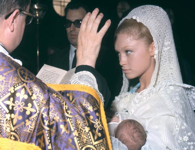 Marisol, en el bautizo del hijo de Carmen Sevilla