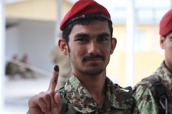 Militar afgano vota en las elecciones