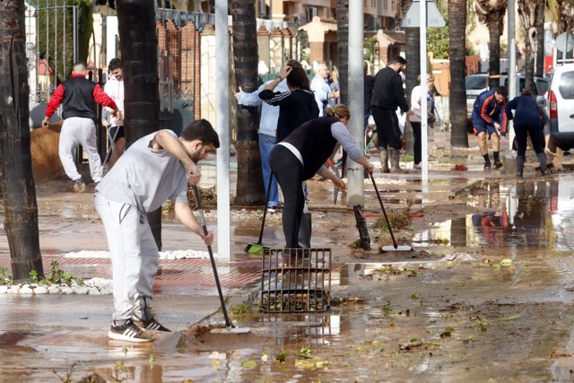 Vecinos limpian las zonas afectadas por el temporal en Campanillas, Málaga