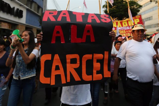 Manifestantes durante las protestas contra la implicación de varios políticos peruanos en la trama corrupta de Odebrecht, celebrada en Lima (Perú).