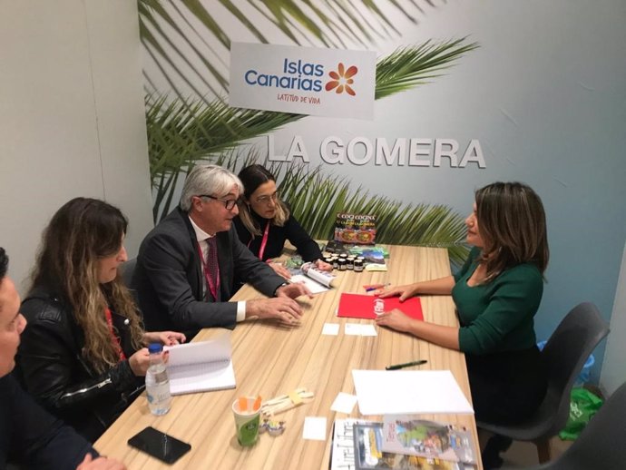 La consejera de Turismo del Cabildo de La Gomera, María Isabel Méndez, durante una reunión en Fitur