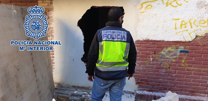 Nota De Prensa: "La Policía Nacional Detiene A Una Persona Y Desmantela Una Plantación Que Ocupaba La Totalidad De Un Edificio"