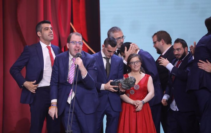 El reparto de actores de 'Campeones', tras recibir el premio a la mejor película en los Goya de 2019.