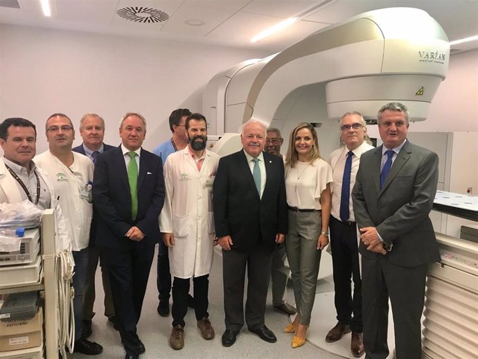 Jesús Aguirre visita el Hospital Universitario Torrecárdenas de Almería por la instalacion del acelerador lineal donado por la Fundación Amancio Ortega