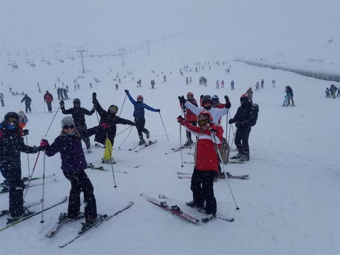 Participantes en la actividad de esquí de la Diputación