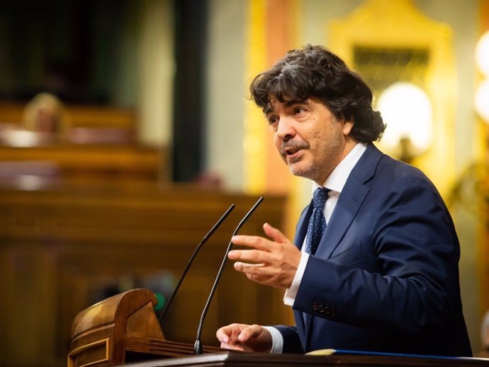 El coordinador parlamentario de asuntos económicos del PP, Mario Garcés, en la tribuna del Pleno del Congreso