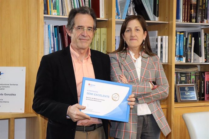 Ángel Luis Sampériz recoge el certificado de manos de la doctora Juana Carretero, vicepresidenta 2 de la Sociedad Española de Medicina Interna