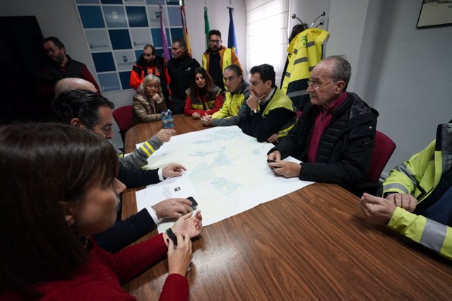 Juanma Moreno, Elías Bendodo y Francisco de la Torre en la zona afectada por el temporal en Campanillas