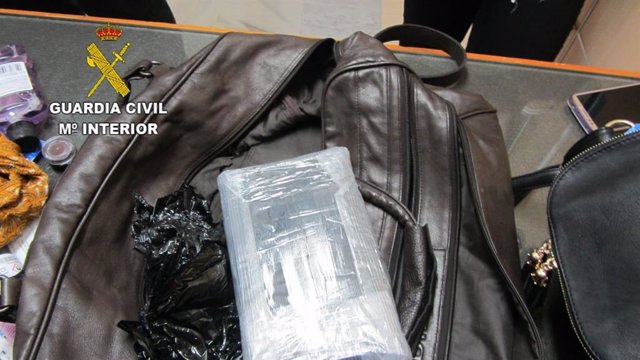 Equipaje de la mujer en el que fueron encontrados 1,5 kilos de cocaína
