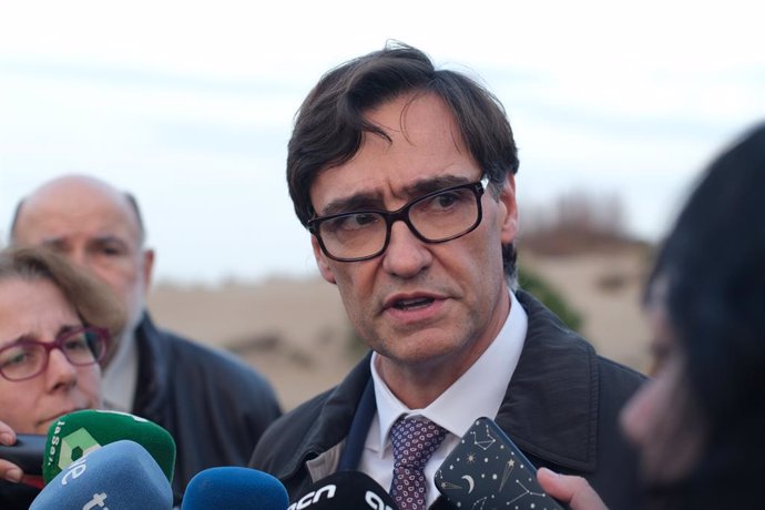 El ministre de Sanitat, Salvador Illa, ofereix declaracions als mitjans de comunicació durant la seva visita a Riumar (Tarragona), una zona del Delta de l'Ebre afectada per la borrasca Gloria, a Riumar/Tarragona/Catalunya (Espanya) 24 de gener del 2020.