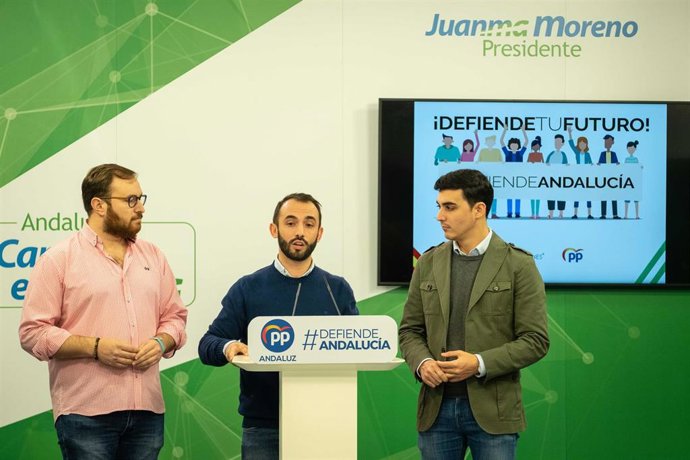 El presidente de Nuevas Generaciones (NNGG) de Andalucía, Kike Rodríguez, en rueda de prensa