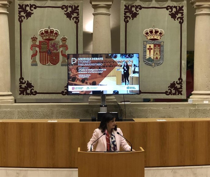 La presidenta del Gobierno de La Rioja, Concha Andreu, asiste a la final del II Torneo de debate Preuniversitario