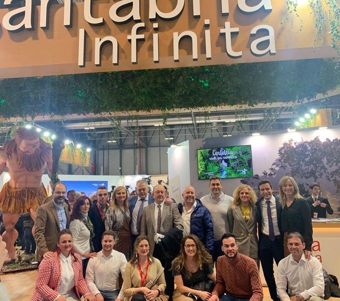 José Salmón junto a otros dirigentes del PSOE en el estand de Cantabria en Fitur