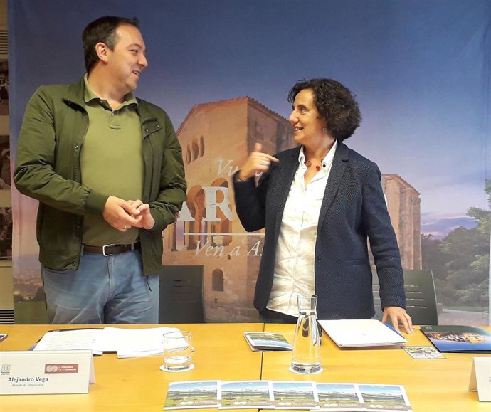 La consejera de Cultura,  Política Llingüística y Turismo, Berta Piñán, y el alcalde de Villaviciosa,  Alejandro Vega.