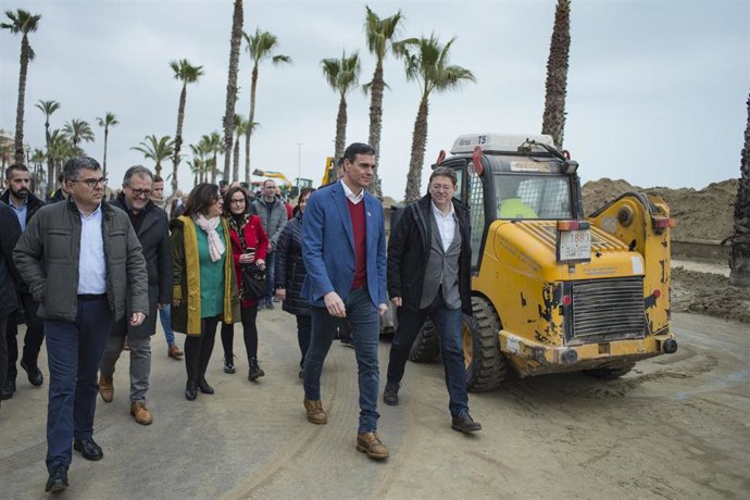El presidente del Gobierno, Pedro Sánchez, junto al presidente de la Generalitat, Ximo Puig, visita zonas de Peñíscola y Benicarló afectadas por la borrasca 'Gloria', en Castellón (Comunidad Valenciana/España) a 25 de enero de 2020.