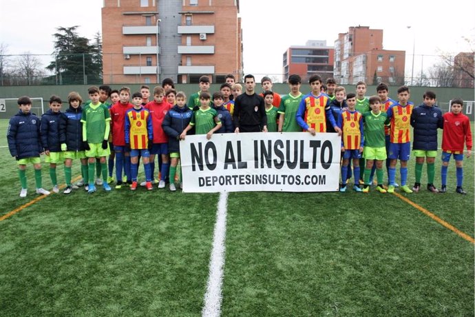Los equipos infantiles A de la Escuela Municipal de Fútbol Aluche y del Club Deportivo Los Yébenes San Bruno saltan al campo con una pancarta contra los insultos en el fútbol