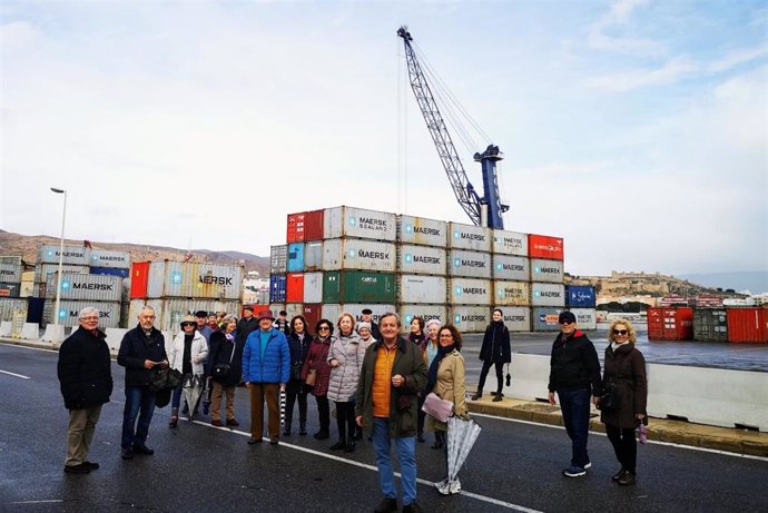El Foro Almería Centro inicia en el Puerto su calendario de paseos por la ciudad
