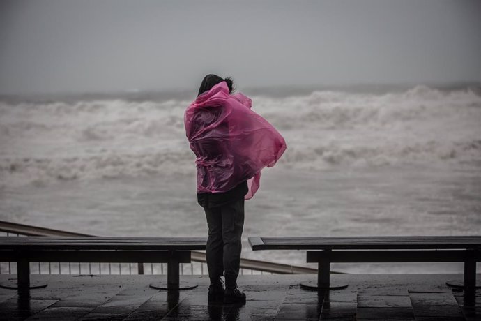 Una dona al passeig marítim de Barcelona, on la borrasca Gloria ha deixat fortes pluges, 21 de gener del 2020.