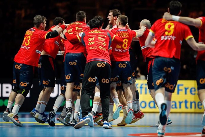 La selección española de balonmano, los Hispanos, celebrando el triunfo ante Eslovenia