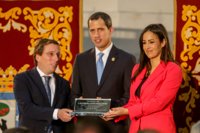Almeida y Villacís entregan las Llaves de Oro de Madrid a Guaidó al ser el "auténtico presidente" de Venezuela
