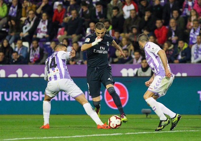 Benzema intenta zafarse de dos jugadores del Real Valladolid en la última visita del Real Madrid al José Zorrilla en LaLiga Santander 2018-19