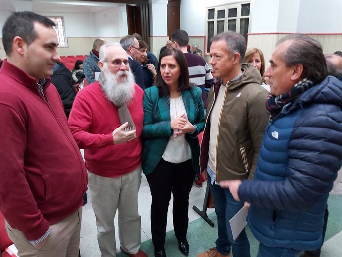 En el centro, Esther Peña, secretaria provincial del PSOE de Burgos, a su izquierda, Ander Gil, portavoz del PSOE en el Senado, y a su derecha el diputado Agustín Zamarrón.