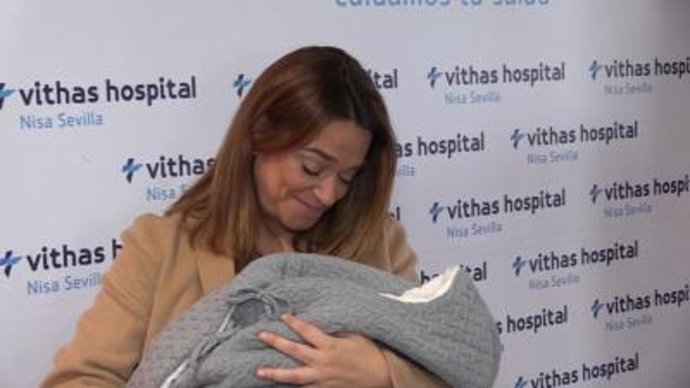 Toñi Moreno recibe el alta hospitalaria tras dar a luz a su hija Lola