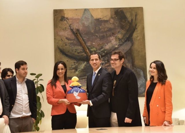 La vicealcaldesa de Madrid, Begoña Villacís, con la portavoz de Cs en el Congreso de los Diputados, Inés Arrimadas, entregan al presidente de la Asamblea Nacional de Venezuela, Juan Guaidó, una 'menina' que simboliza la "libertad" para este país.