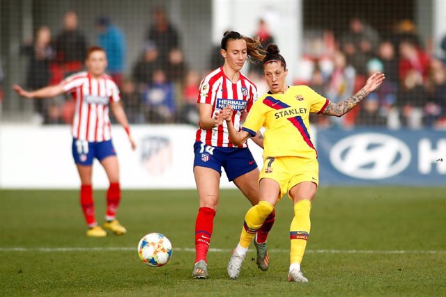Jenni Hermoso pugna con un balón con Virginia Torrecilla en el Atlético-FC Barcelona de la Primera Iberdrola 2019-2020