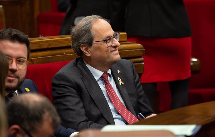 El president de la Generalitat, Quim Torra, somriu des del seu escó en una sessió plenria al Parlament de Catalunya.