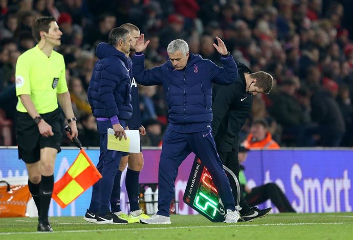 José Mourinho levanta los brazos en el Southampton-Tottenham de la FA Cup