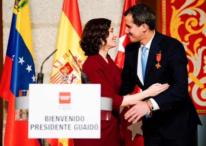 Ayuso entrega la Medalla de la Comunidad a Guaidó, momento "histórico para la li