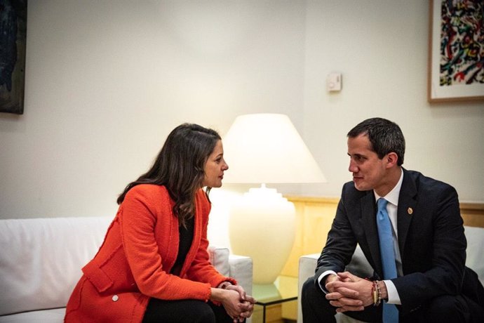 La portavoz de Ciudadanos en el Congreso, Inés Arrimadas, se reúne con el presidente de la Asamblea Nacional de Venezuela, Juan Guaidó, en Madrid.