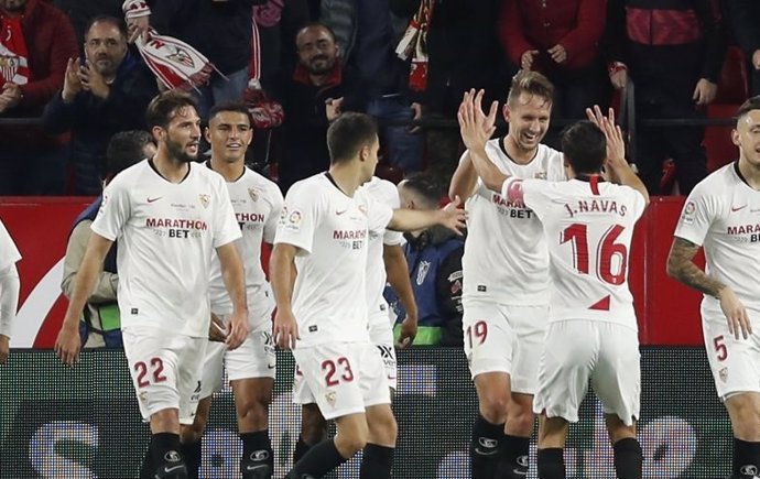 Fútbol/Primera.- (Crónica) El Sevilla noquea al Granada y el Villarreal se pega 