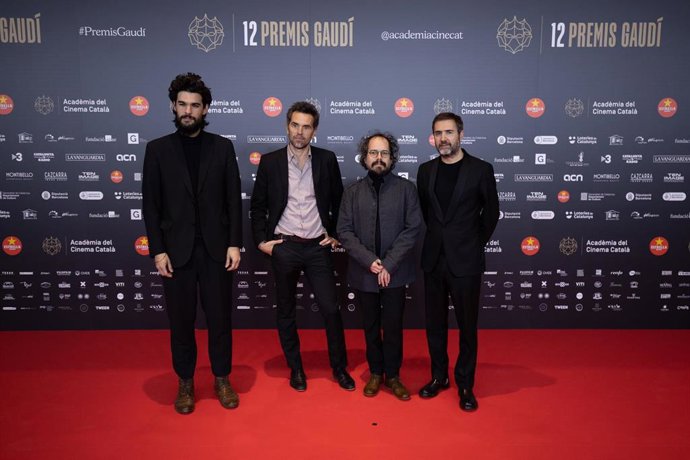O director da película 'Ou que arde' Oliver Laxe (1i) xunto ao director de fotografía Mauro Herce (2i), pousan no photocall dos XII Premios Gaudí que concede a Academia do Cinema Catalán, en Barcelona (España), a 19 de xaneiro de 2020.