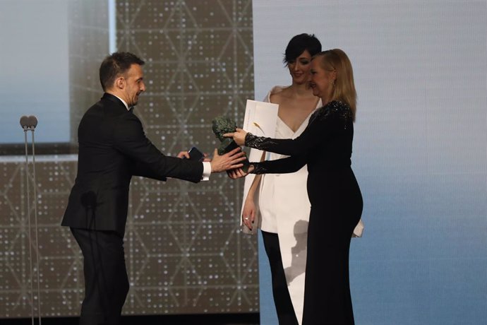 Mejor actor de reparto es para Eduard Fernández por Mientras dure la guerra, recoge el premio Alejandro Amenabar, en la a XXXIV edición de los Premios Goya, en Málaga (Andalucía, España), a 25 de enero de 2020.