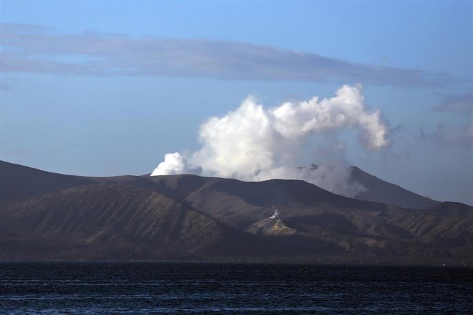 Imagen del volcán Taal expulsando cenizas y humo.