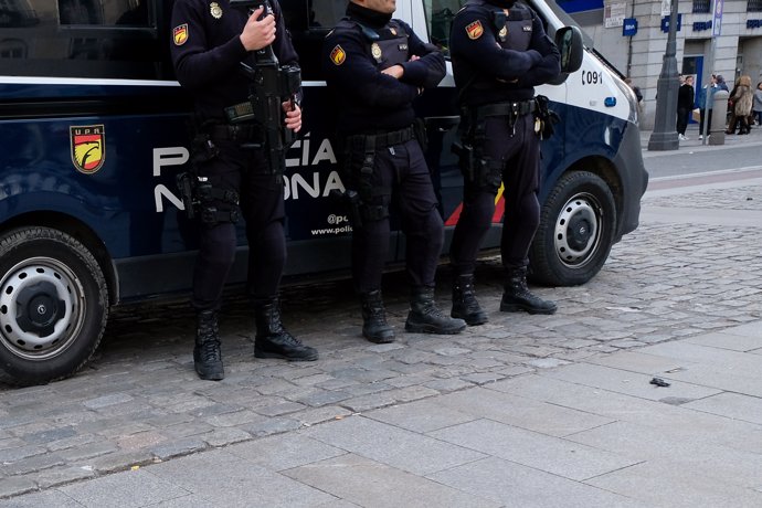 Tres agentes de Policía Nacional en la Plaza del Sol de Madrid, a 16 de diciembre de 2019