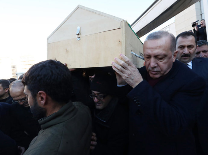 El presidente turco, Recep Tayyip Erdogan, carga con el ataúd de un fallecido en el seísmo de Elazig