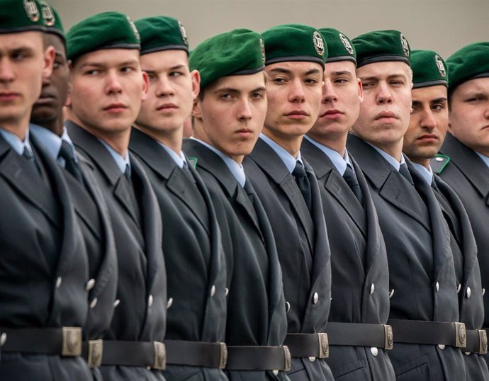 Reclutas de la Bundeswehr en un acto de jura frente al Reichstag de Berlín